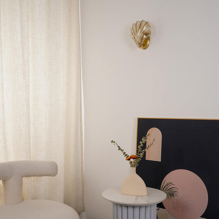 Elegante Muschel-Wandleuchte für nautisches Ambiente