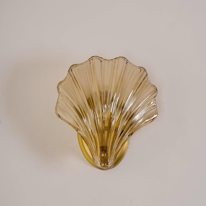 Elegante Muschel-Wandleuchte für nautisches Ambiente