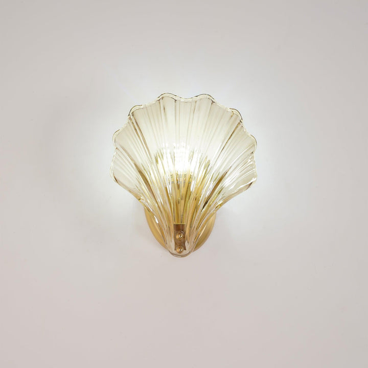 Elegante Muschel-Wandleuchte für nautisches Ambiente