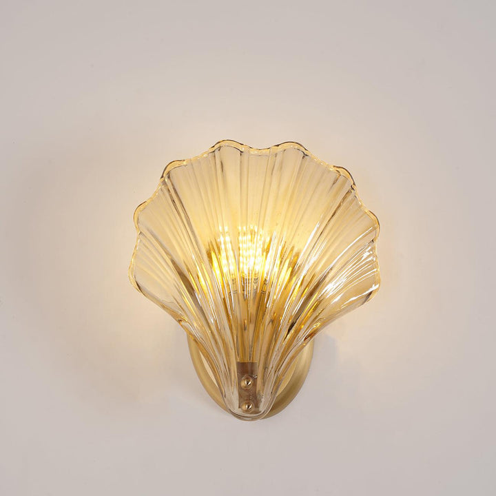 Elegante Muschel-Wandleuchte für nautisches Ambiente