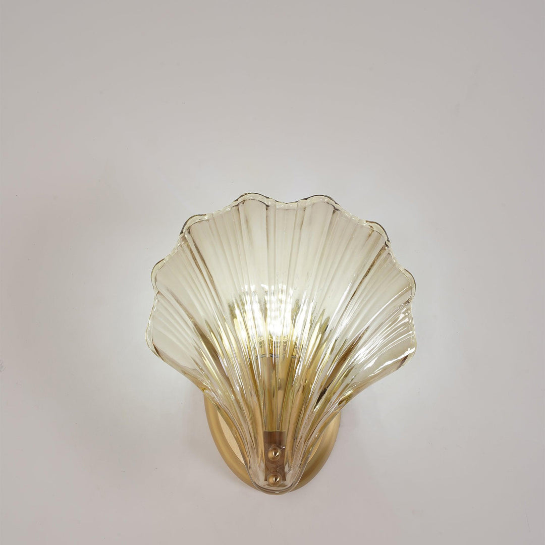 Elegante Muschel-Wandleuchte für nautisches Ambiente