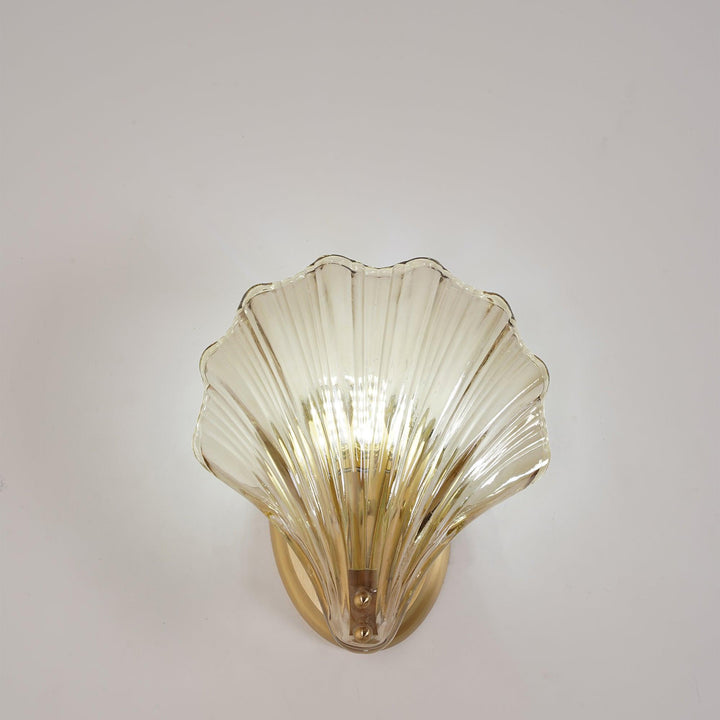 Elegante Muschel-Wandleuchte für nautisches Ambiente