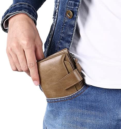 Person steckt braune Leder-Geldbörse in blaue Jeans-Tasche, multifunktional, kompakt.