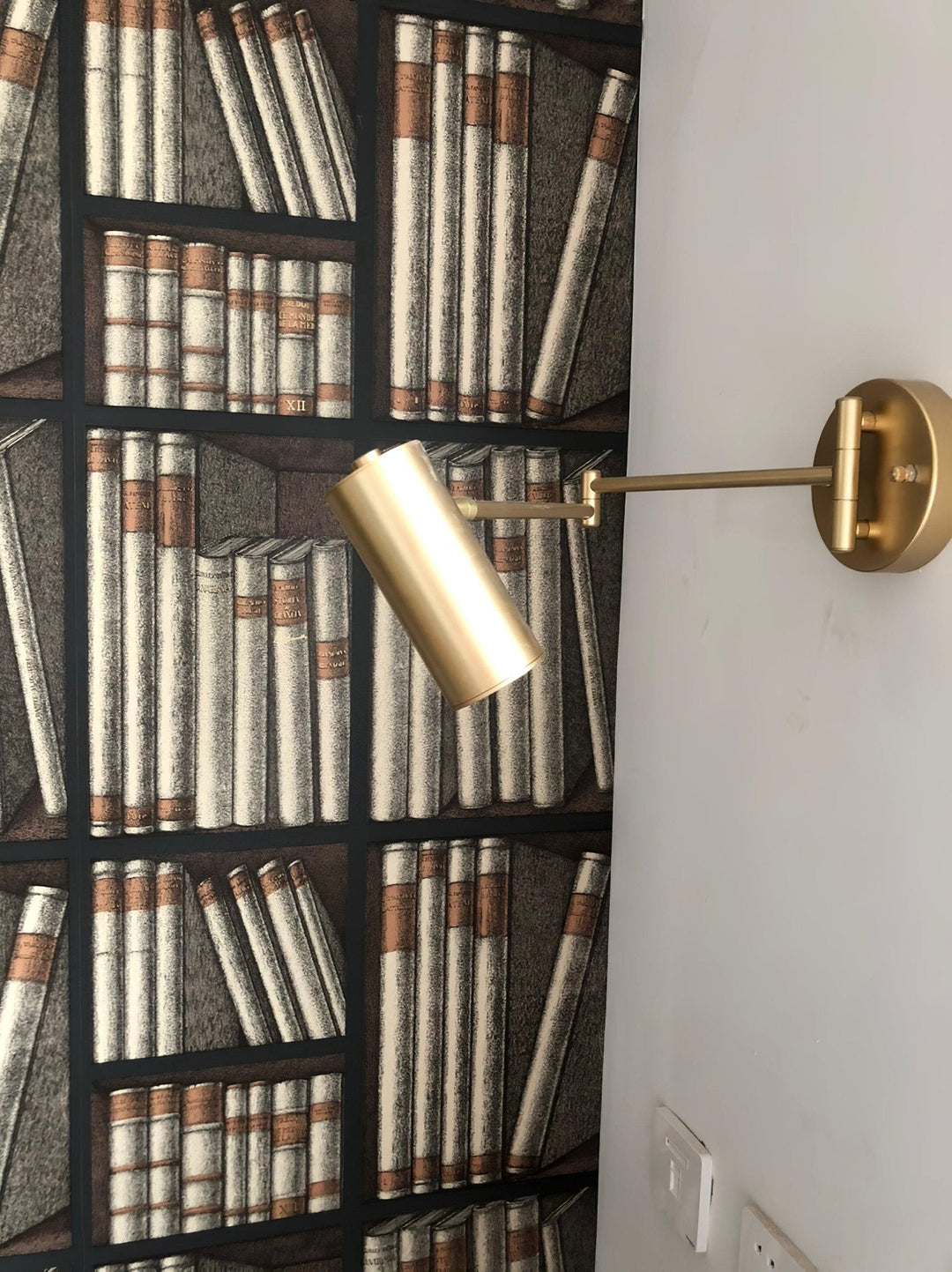 Moderne Schwenkarm-Wandleuchte aus Metall für Zuhause