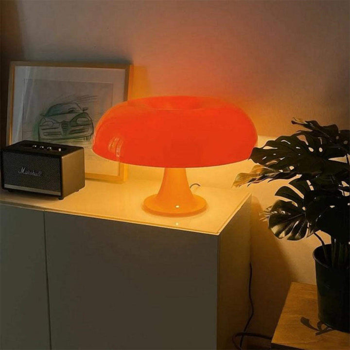 Minimalistische Tischlampe im skandinavischen Pilz-Stil