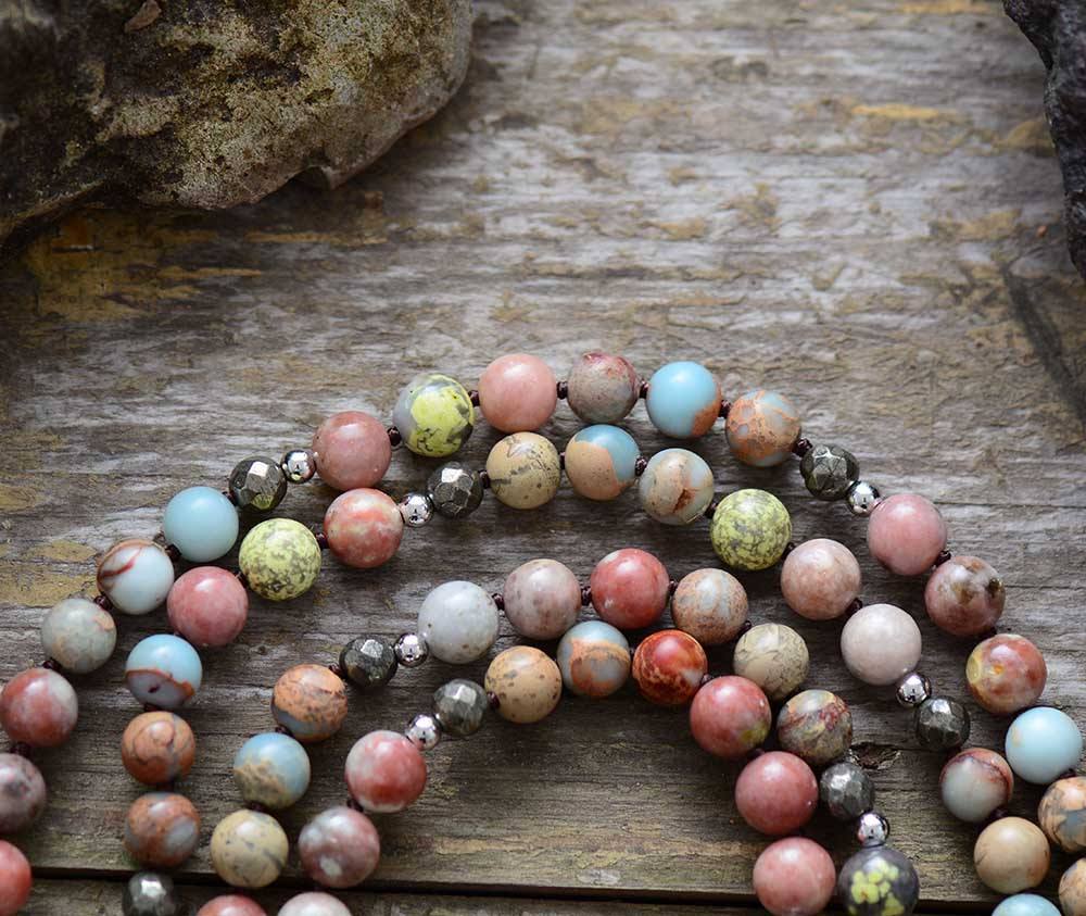 Vintage Halskette mit 8mm Natursteinen, Pyrit, bunte Quaste, Yoga Schmuck für Damen.
