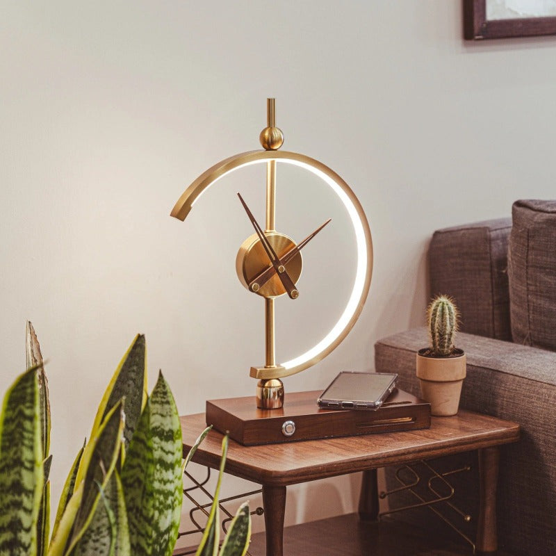 Elegante Tischlampe mit Ladegerät und Uhr