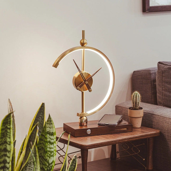 Elegante Tischlampe mit Ladegerät und Uhr