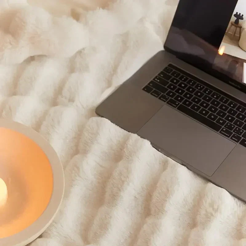 Weiche weiße Decke aus Kaninchenfellimitat mit Laptop, ideal für Sofa oder Büro.