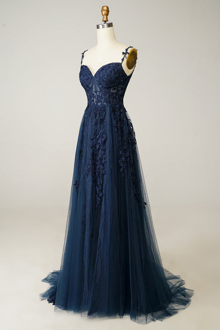 Dunkelblaues Abendkleid aus Tüll mit Spitzenapplikationen auf Schneiderpuppe.