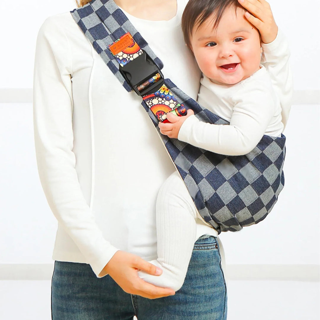 Anpassbare Babytrage in Grau, ergonomisches Design, verstellbare Schnallen, unterstützt Rücken, vielseitige Trageoptionen.