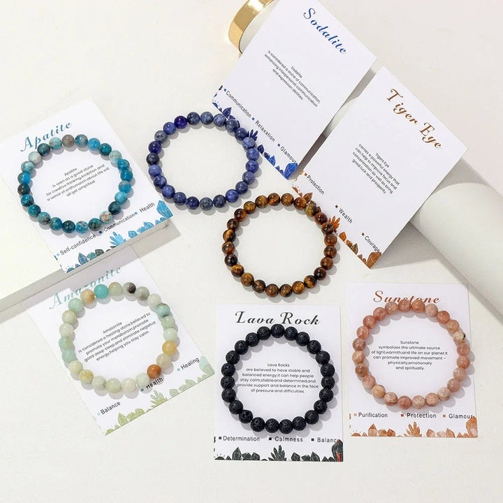 Armbänder aus Edelsteinen: Sodalith, Tigerauge, Apatit, Amazonit, Lavastein, Sonnenstein.