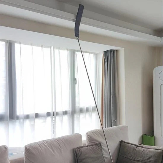 "Ausziehbarer Staubwedel mit blauen Fasern, ideal für Ecken und Decken, auf ausziehbarer Verlängerungsstange montiert."