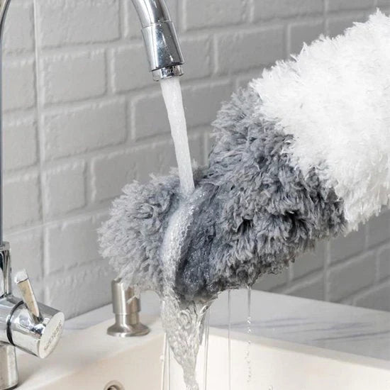 "Ausziehbarer Staubwedel mit blauen Fasern, ideal für Ecken und Decken, auf ausziehbarer Verlängerungsstange montiert."