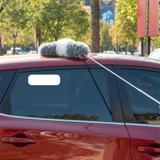 "Ausziehbarer Staubwedel mit blauen Fasern, ideal für Ecken und Decken, auf ausziehbarer Verlängerungsstange montiert."