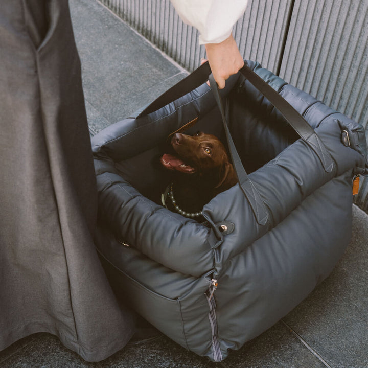 "Autositz Hundebett aus Kunstleder, dick gepolstert, in Grau, mit integrierter Leine für sicheren Hundetransport."