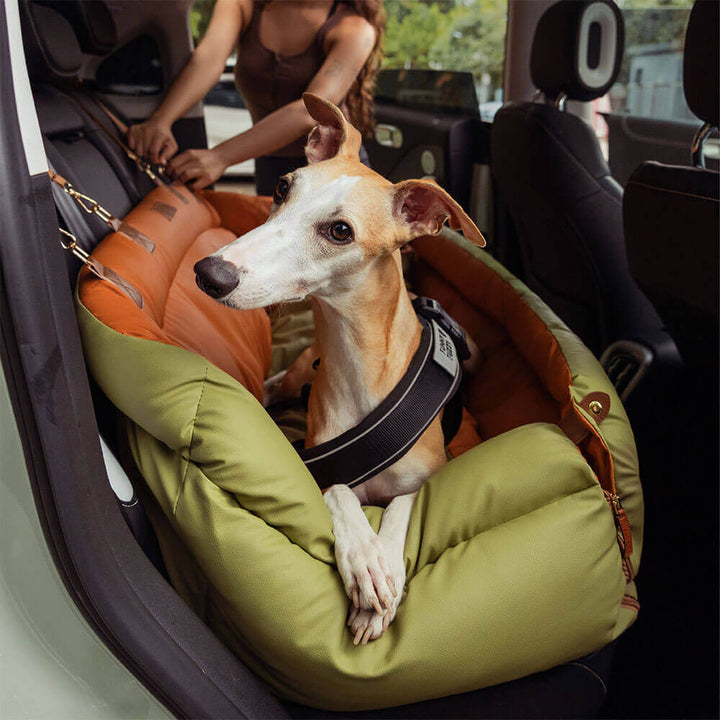 "Autositz Hundebett aus Kunstleder, dick gepolstert, in Grau, mit integrierter Leine für sicheren Hundetransport."