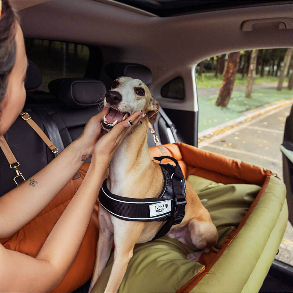 "Autositz Hundebett aus Kunstleder, dick gepolstert, in Grau, mit integrierter Leine für sicheren Hundetransport."