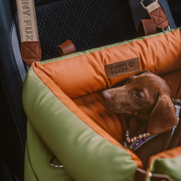 "Autositz Hundebett aus Kunstleder, dick gepolstert, in Grau, mit integrierter Leine für sicheren Hundetransport."