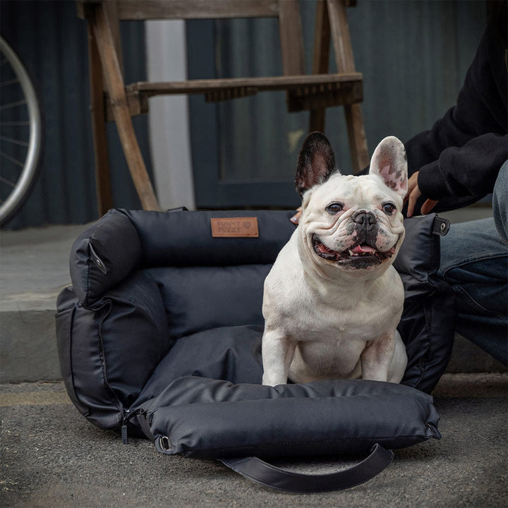 "Autositz Hundebett aus Kunstleder, dick gepolstert, in Grau, mit integrierter Leine für sicheren Hundetransport."