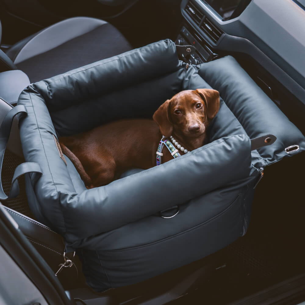 "Autositz Hundebett aus Kunstleder, dick gepolstert, in Grau, mit integrierter Leine für sicheren Hundetransport."