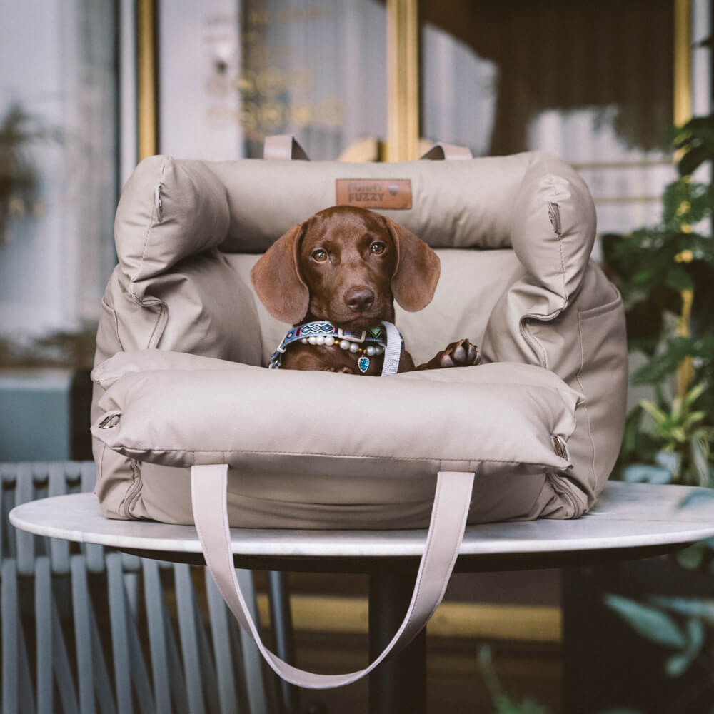 "Autositz Hundebett aus Kunstleder, dick gepolstert, in Grau, mit integrierter Leine für sicheren Hundetransport."