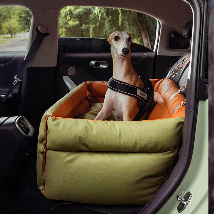 "Autositz Hundebett aus Kunstleder, dick gepolstert, in Grau, mit integrierter Leine für sicheren Hundetransport."