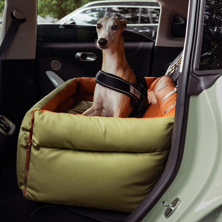 "Autositz Hundebett aus Kunstleder, dick gepolstert, in Grau, mit integrierter Leine für sicheren Hundetransport."