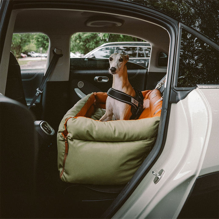 "Autositz Hundebett aus Kunstleder, dick gepolstert, in Grau, mit integrierter Leine für sicheren Hundetransport."