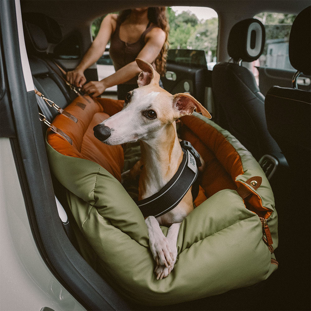 "Autositz Hundebett aus Kunstleder, dick gepolstert, in Grau, mit integrierter Leine für sicheren Hundetransport."