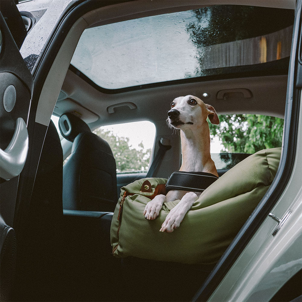 "Autositz Hundebett aus Kunstleder, dick gepolstert, in Grau, mit integrierter Leine für sicheren Hundetransport."