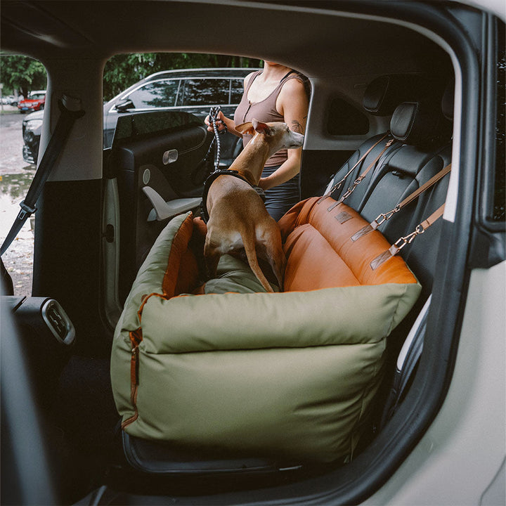 "Autositz Hundebett aus Kunstleder, dick gepolstert, in Grau, mit integrierter Leine für sicheren Hundetransport."