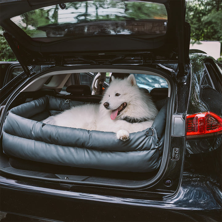 "Autositz Hundebett aus Kunstleder, dick gepolstert, in Grau, mit integrierter Leine für sicheren Hundetransport."