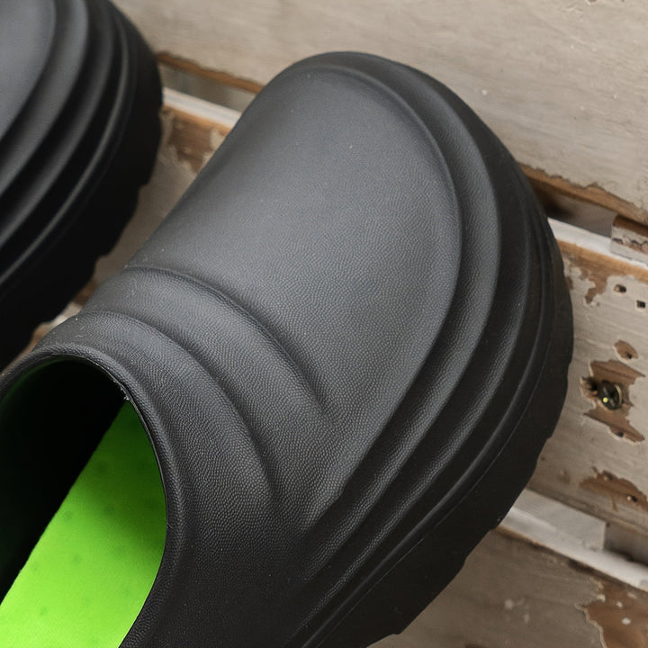 Schwarze Clogs mit grüner Innensohle, rutschfest, bequem, Unisex-Schuhe für Alltag.