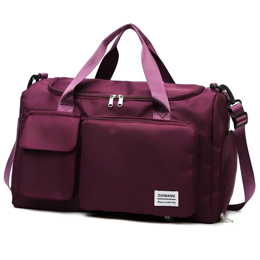 Lila Reisetasche aus Nylon mit mehreren Fächern und verstellbarem Schultergurt.