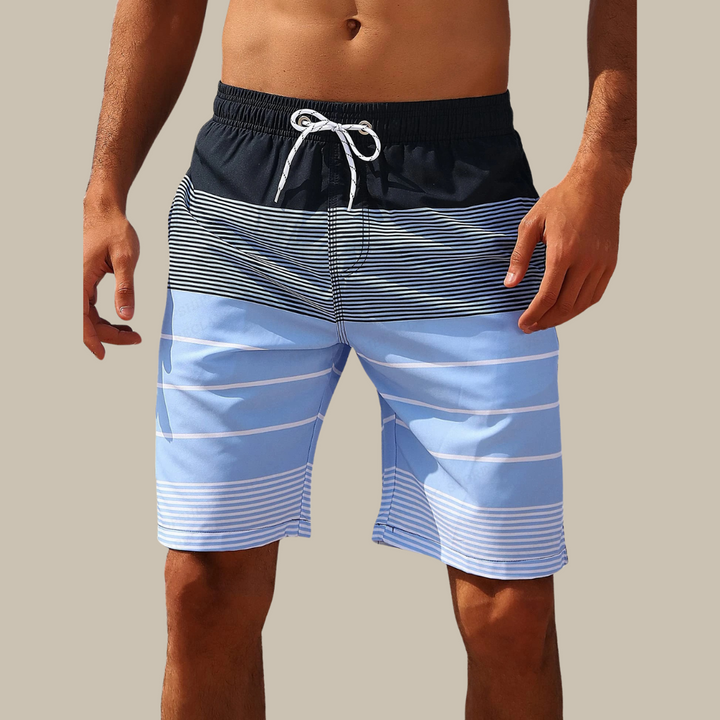 Herren-Badeshorts, blau-weiß gestreift, Kordelzug, Sommermode, Strandbekleidung.