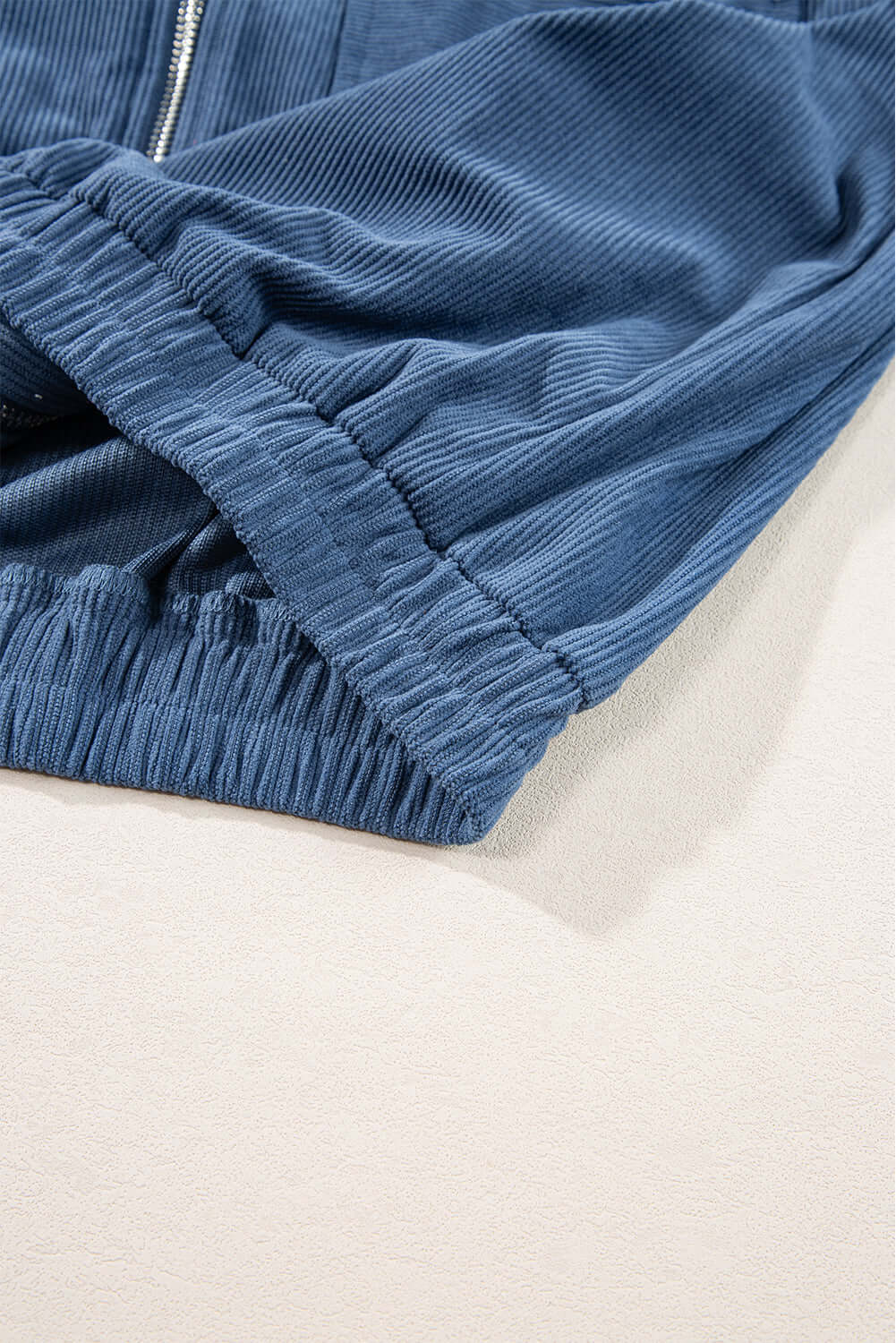 Blaugrüne Cordjacke mit Kapuze & Kordelzug