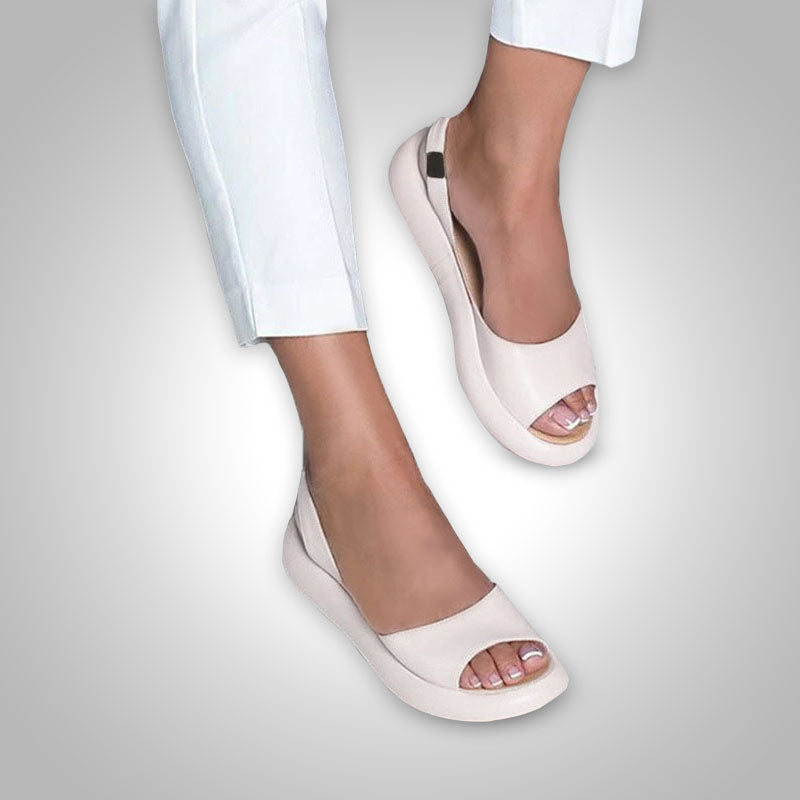 "Beige orthopädische Sandale mit luftigem Design, ideal für Sommerkomfort und Haltungskorrektur bei Damen."