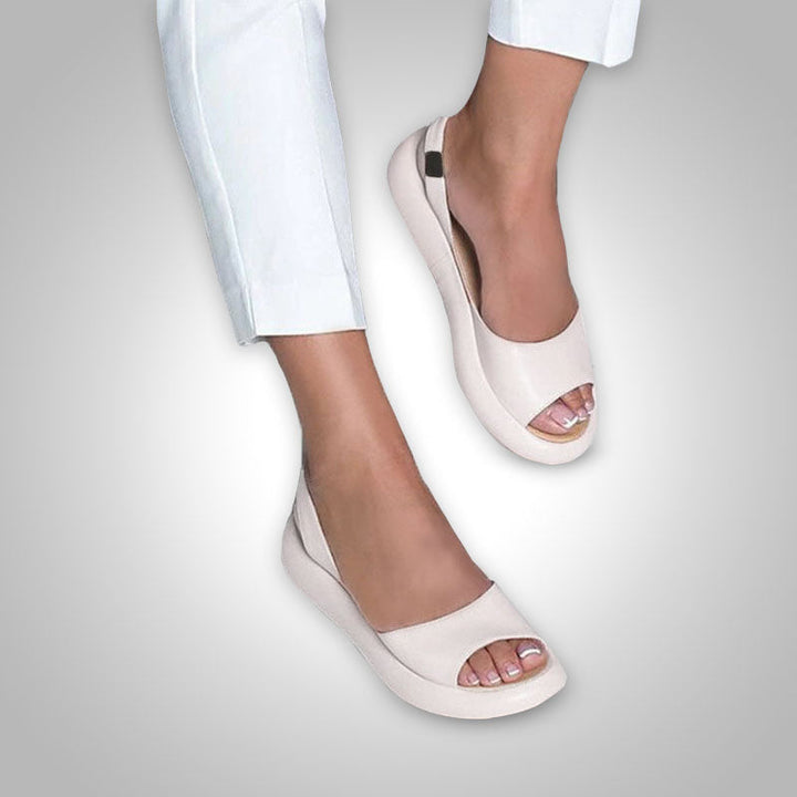 "Beige orthopädische Sandale mit luftigem Design, ideal für Sommerkomfort und Haltungskorrektur bei Damen."