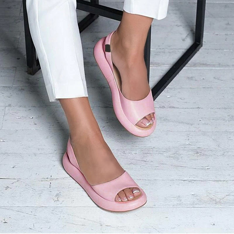 "Beige orthopädische Sandale mit luftigem Design, ideal für Sommerkomfort und Haltungskorrektur bei Damen."
