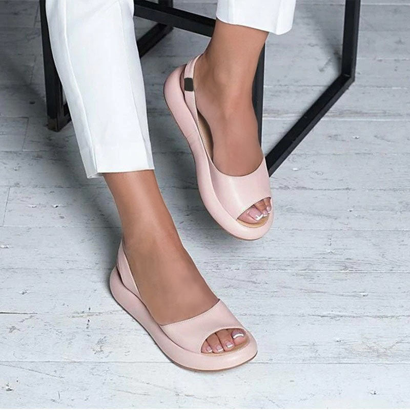 "Beige orthopädische Sandale mit luftigem Design, ideal für Sommerkomfort und Haltungskorrektur bei Damen."