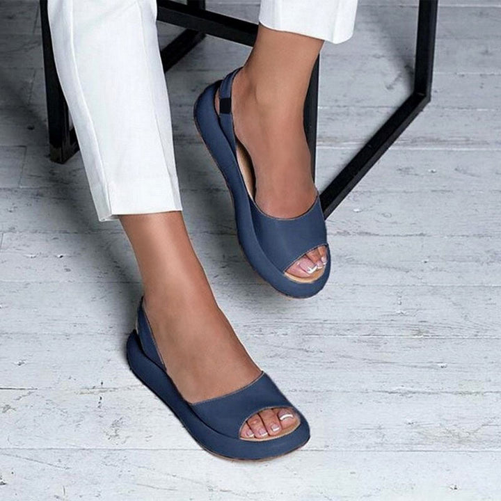 "Beige orthopädische Sandale mit luftigem Design, ideal für Sommerkomfort und Haltungskorrektur bei Damen."