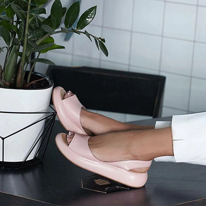 "Beige orthopädische Sandale mit luftigem Design, ideal für Sommerkomfort und Haltungskorrektur bei Damen."