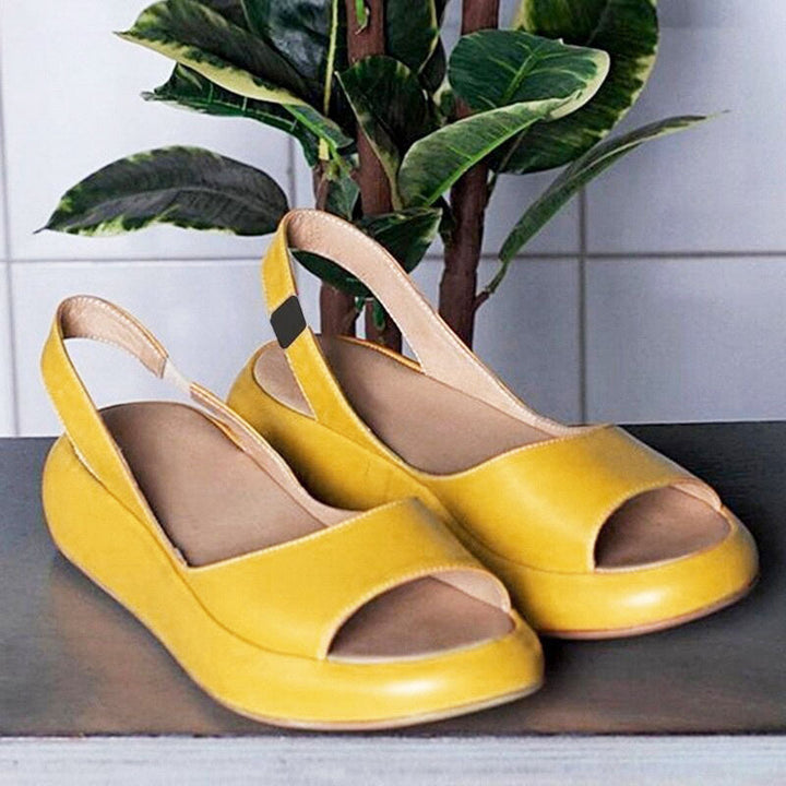"Beige orthopädische Sandale mit luftigem Design, ideal für Sommerkomfort und Haltungskorrektur bei Damen."