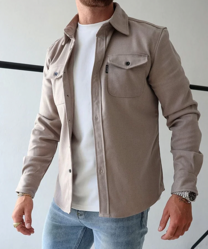 Herrenhemd beige, Herbstmode, langärmelig, Knopfleiste, Brusttaschen, lässiger Stil.