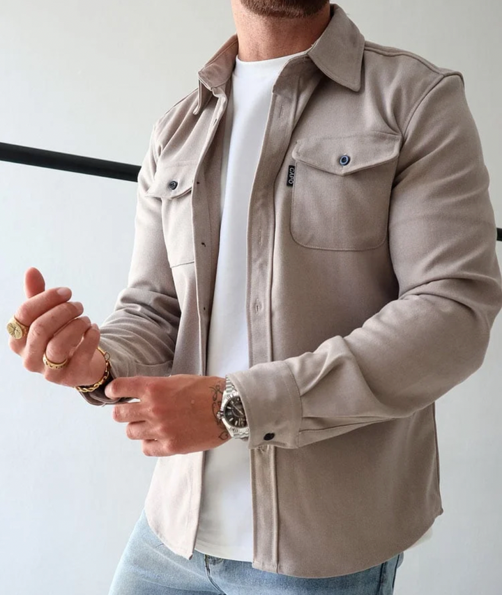 Mann in beigem Hemd, Herbstmode, stilvoll, langärmelig, Freizeitkleidung, Herrenmode.