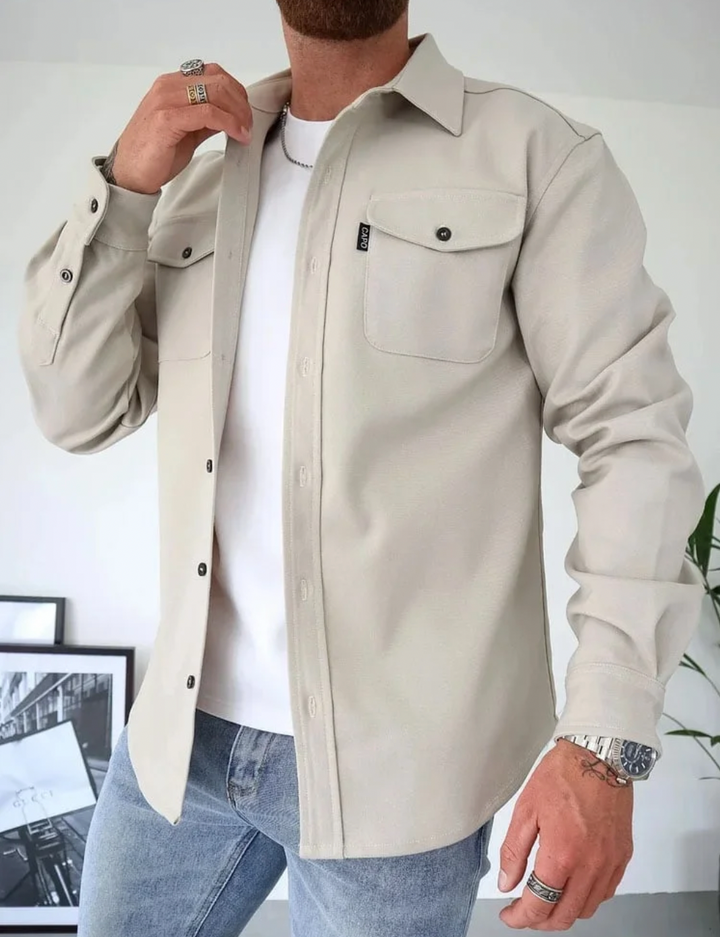Männerhemd beige, langärmlig, Herbstmode, Baumwolle, Freizeitlook, stilvoll, modern.