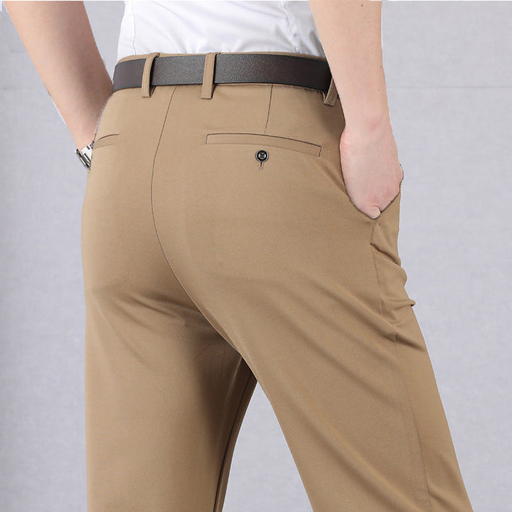Beige Herrenhose, Rückansicht, brauner Gürtel, eleganter Business-Look, hochwertige Stoffqualität.