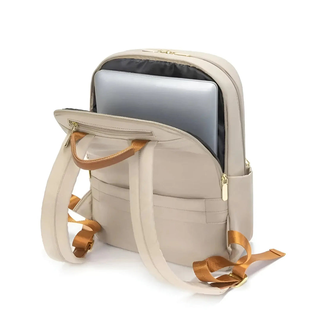 Beiger Laptop-Rucksack mit braunen Riemen, geöffnet, Laptopfach sichtbar.