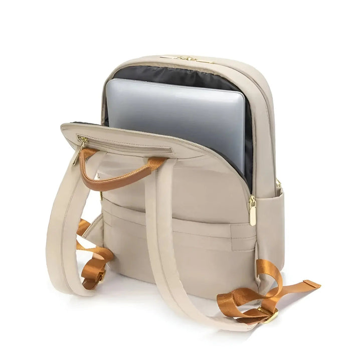 Beiger Laptop-Rucksack mit braunen Riemen, geöffnet, Laptopfach sichtbar.